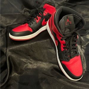 Jordan 1 Mid
Banned (2020)